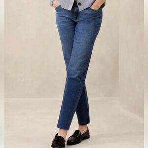 Banana republic girlfriend jean with raw hem size 27 in excellent condition.​